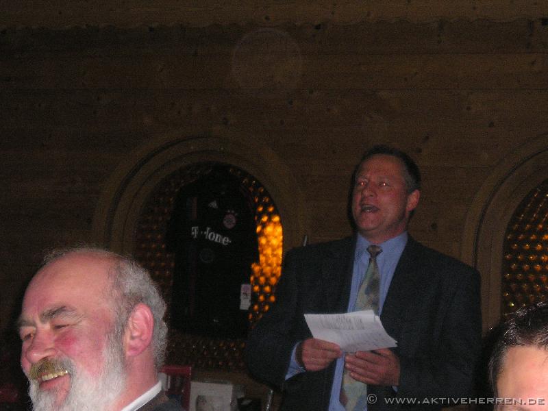 Abschlussfeier_AH_ 008 Freddy liest die Daten vor.